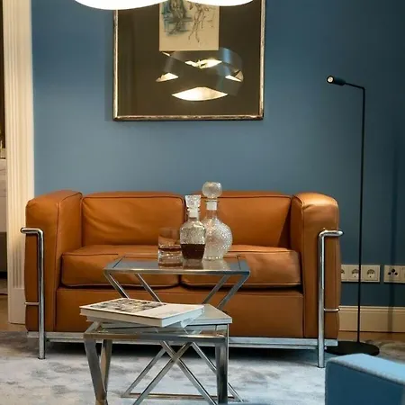 Cosy With Balcony بيت للعطل